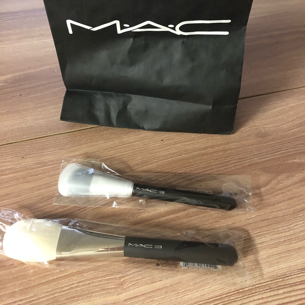 MAC Cosmetics 159 & 135 Makeup Brushes NWT